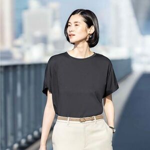 Uniqlo Black Short Sleeve Women's Tee